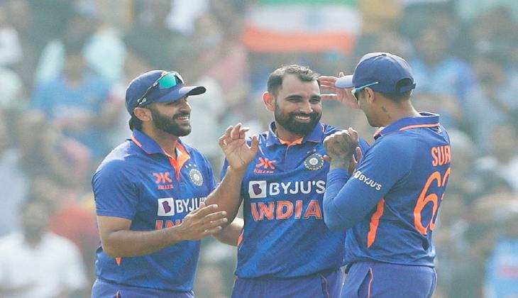 IND VS NZ 2nd ODI: गेंदबाजों ने कीवी टीम को 108 रनों पर सिमेटा, शमी ने लिए 3 विकेट