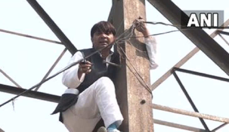 Delhi MCD Election 2022: AAP के पूर्व पार्षद का जबरदस्त ड्रामा! चुनाव में टिकट कटने से चढ़ गए टावर पर