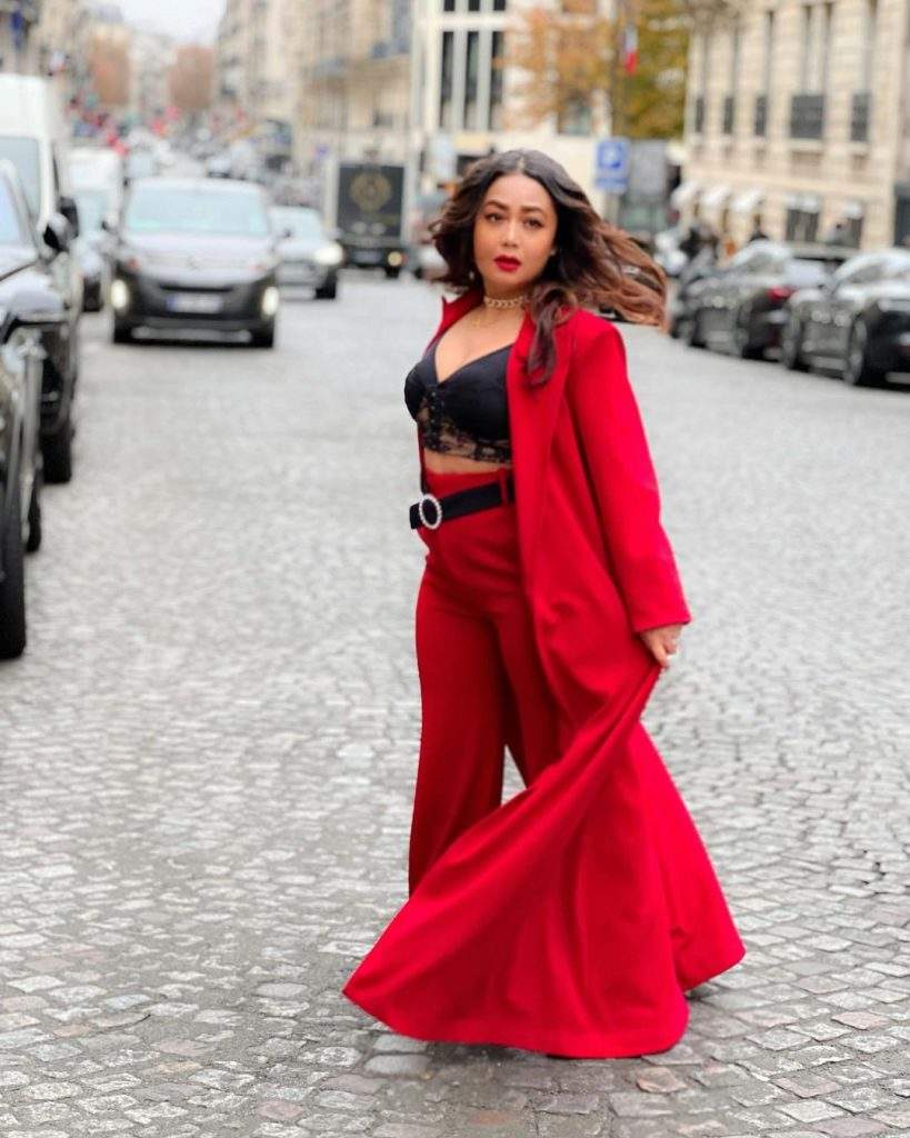 Neha Kakkar ने पेरिस की सड़कों पर दिखाया बोल्ड अंदाज़, रेड ड्रेस में बिखेरा अपना जलवा