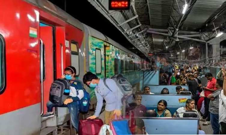 Indian Railways: ट्रेन में करने जा रहे हैं सफर तो ध्यान रखें ये बातें, होगा लाखों का फायदा