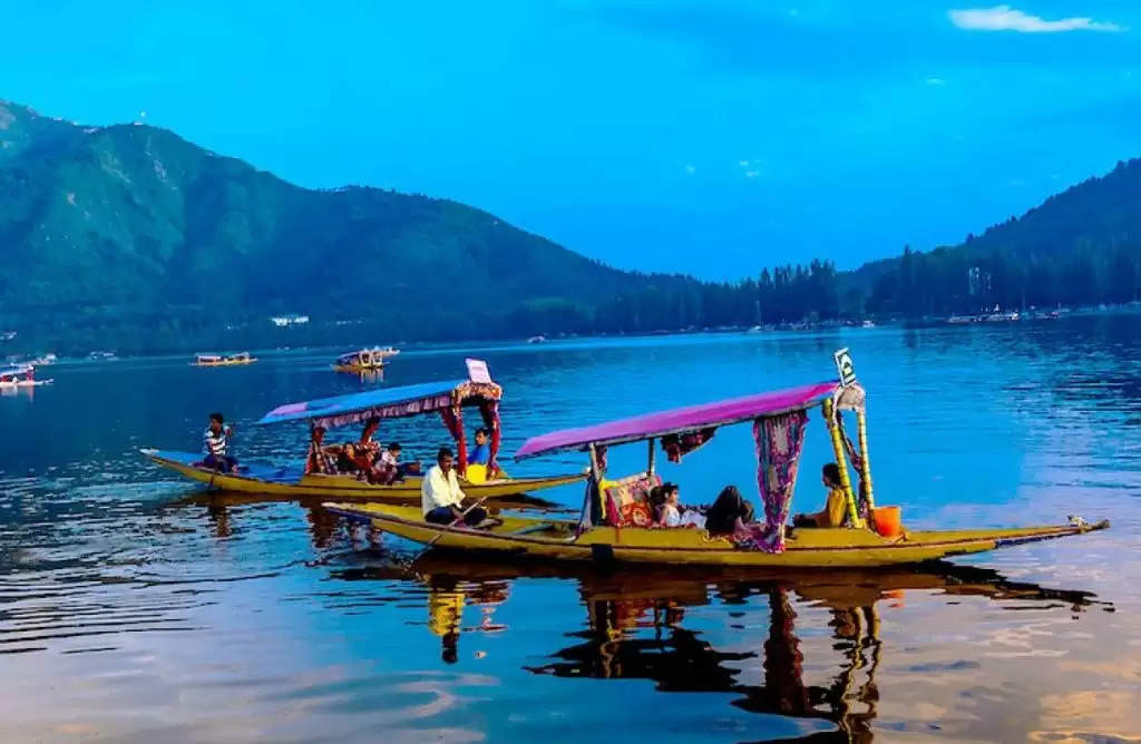 Travel: जिस कश्मीर की खूबसूरती पर फिदा है पूरी दुनिया, तो आप क्यों नहीं कर आते जन्नत की सैर?