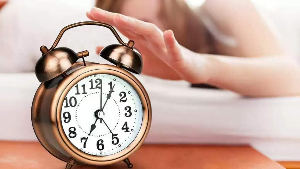 Table Clock: सुबह की नींद करनी है सुहावनी तो घर ले आइए ये टेबल क्लॉक, जानें कीमत