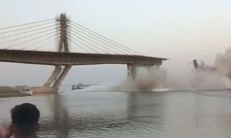 Bhagalpur Bridge Collapse: बिहार में 1700 करोड़ की लागत से बन रहा गंगा पुल गिरा, देखें हैरान करने वाला वीडियो