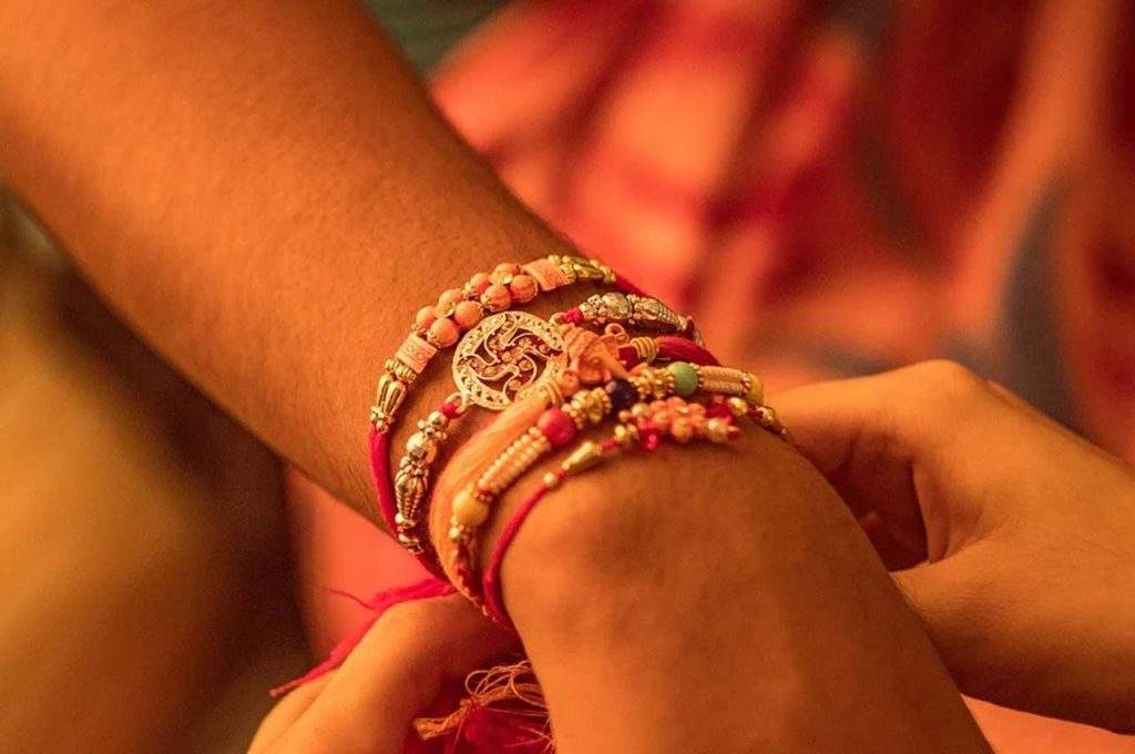 Raksha Bandhan 2022: त्योहार आते ही महंगाई का चढ़ा पारा, राखी का कारोबार करोड़ों में पहुंचा, जानें कितनी महंगी हुई राखी?