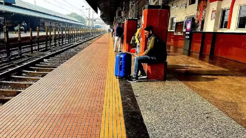 Indian Railways: बड़े काम की है रेलवे प्लेटफॉर्म पर बनी ये पीली पट्टी, यहां जानें इसके बनाने के पीछे की रोचक वजह
