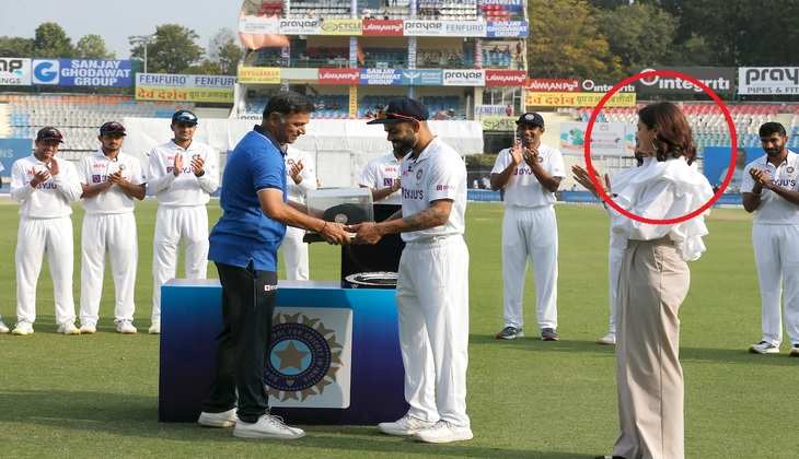 IND vs SL : विराट के 100 वे टेस्ट मैच में कैप लेते समय ये “महिला" क्यों Kohli के साइड में आ गई ?