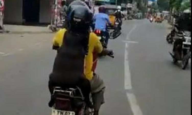 Bike Viral Video: कुत्ते को हेलमेट पहनाकर बाइक चलाते दिखा व्यक्ति, वीडियो हुआ वॉयरल