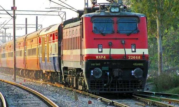 Odisha Train Accident: बालासोर रेल हादसे के बाद ट्रैक पर दौड़ी ट्रेन, रेल मंत्री ने हाथ जोड़कर मालगाड़ी को किया रवाना