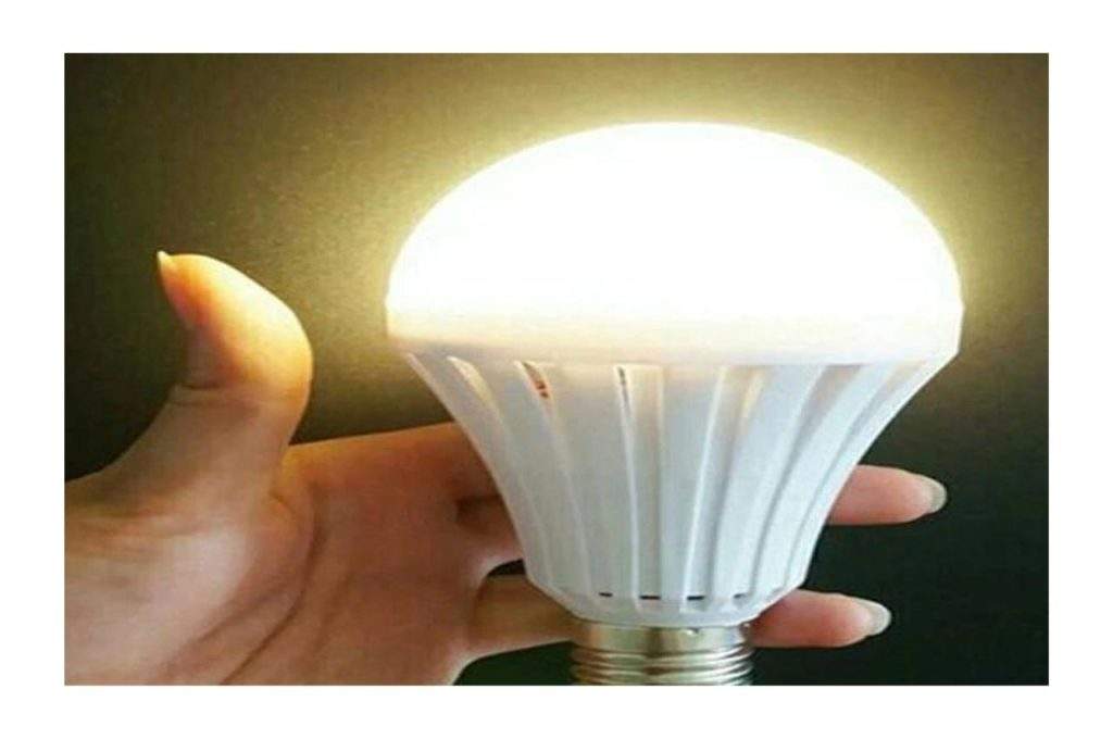 LED Bulb: 200 रुपये से भी कम में ये बल्ब ले आएं घर, एक बार चार्ज होने पर घर रहता है 5 घंटे तक रोशन