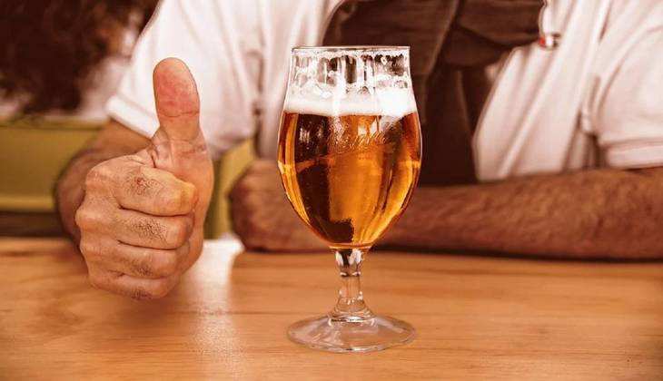 खुशखबरी, Beer के शौकीनों के लिए खुशखबरी.. एक बीयर की बोतल में लें शराब से दोगुने नशे का मजा, वो भी आधी कीमत पर