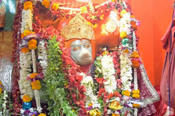 Hanuman chalisa: हनुमान चालीसा को पढ़ते समय अगर आप भी करते हैं ये गलती, तो हो जाएं सावधान!