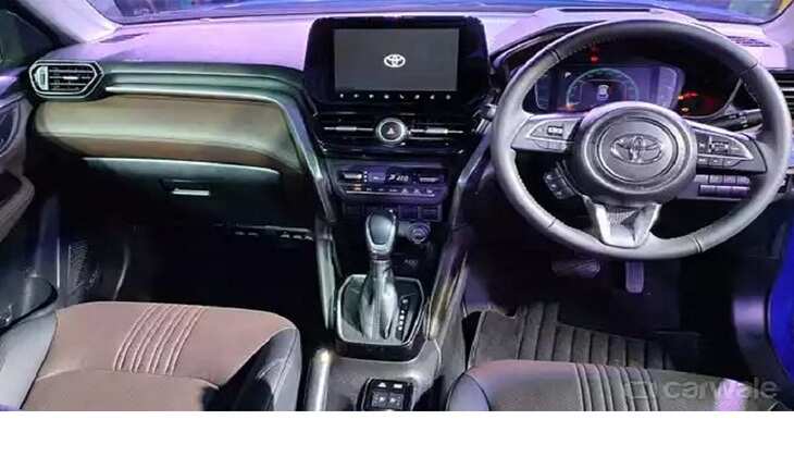 Toyota की इस कार की मार्केट में बढ़ी डिमांड, धांसू फीचर्स के साथ महज एक महीने में बिकी इतनी यूनिट्स, अभी जानें डिटेल्स