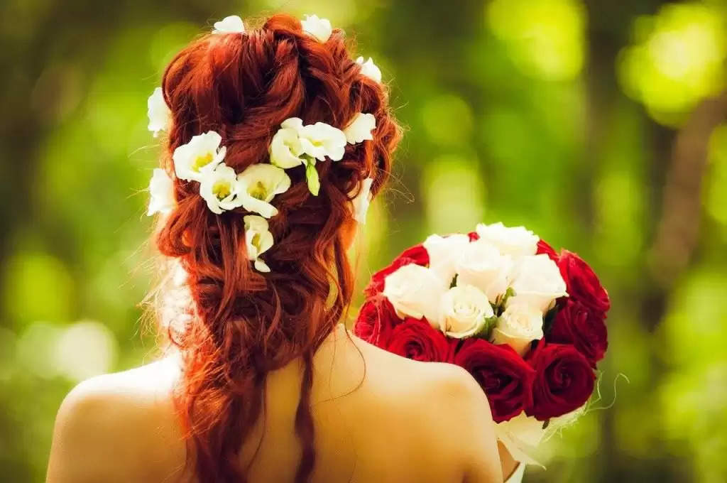 Floral hairstyles: इस वेडिंग सीजन में बनाएं ये हेयरस्टाइल, लोग दुल्हन को भूल सिर्फ आपको ही देखेंगे