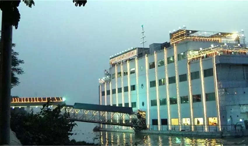Floating Hotels: मॉलदीव्स नहीं बल्कि भारत में ही मौजूद हैं पानी में तैरते हुए आलीशान होटल, खूबसूरती देखकर रह जाएंगे हैरान