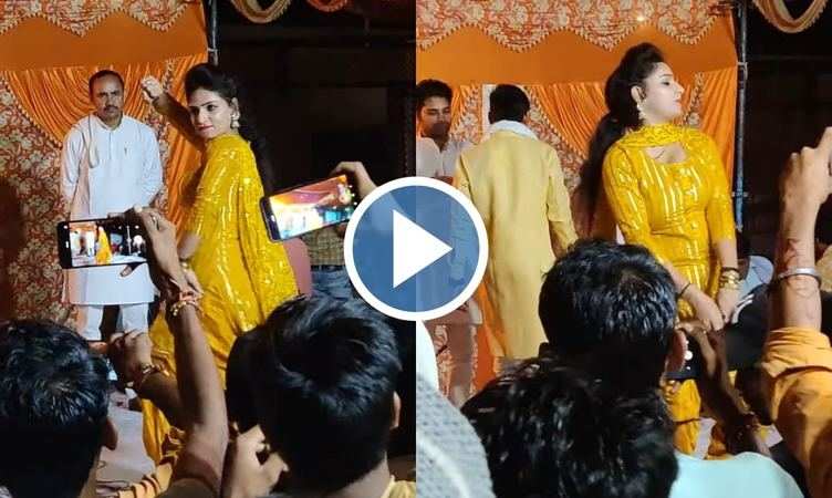 Sanjana Chaudhary ने पीला सूट पहन स्टेज पर लगाए मलाई जैसे ठुमके, डांस देख पीछे खड़े चिचा हुए फ्लैट