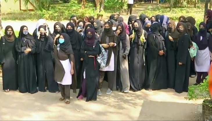 Hijab Row in Karnataka : हाई कोर्ट के फैसले से नाखुश मुस्लिम छात्राओं ने किया एग्जाम का boycott, दोहराई ये बात