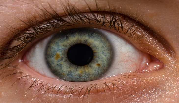Eye blinking fact: जब आंख फड़कती है तो देती है एक गहरा संकेत, जानिए क्या है कारण..