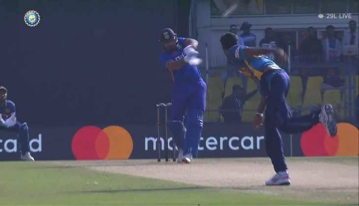 IND vs SL ODI: वाह क्या शॉट है! रंग में आए हिटमैन, आधी पिच पर कूदकर मारा तूफानी छक्का, देखें वीडियो