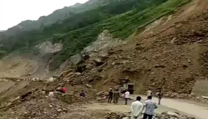 जम्मू-कश्मीर में भारी लैंडस्लाइड, श्रीनगर NH बंद, कई गाड़ियां नदी में गिरी