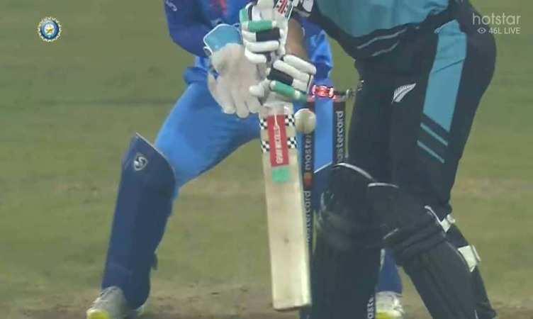 IND VS NZ: कुलदीप यादव की अंदर आती गेंद पर Daryl Mitchell ने खाया गच्चा, वीडियो देख फैंस भी हुए हक्का-बक्का