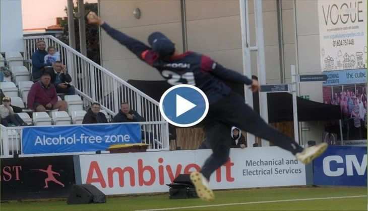 T20 Blast Video: बाउंड्री पर हवा में उड़कर एक हाथ से पकड़ा ये जबरा कैच, वीडियो हुआ वायरल