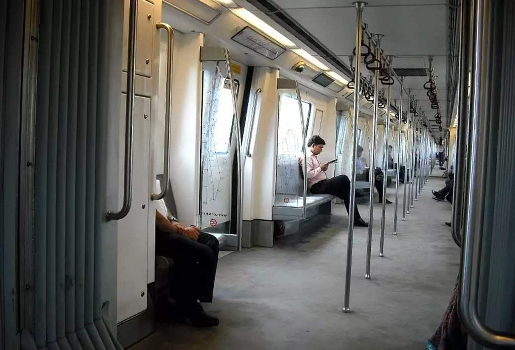 Delhi Metro: मेट्रो में सफर करना हुआ आसान, जानें कैशलेस सुविधा का कैसे उठाएं फायदा?