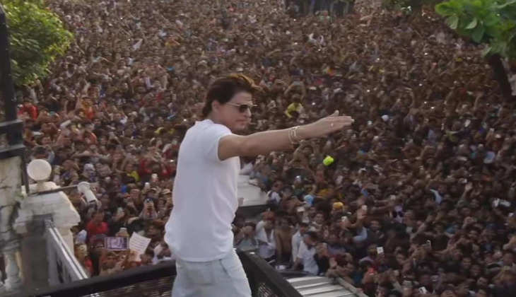 Shah Rukh Khan के घर के बाहर हजारों की तादाद में जमा हुए लोग, फैंस को शुक्रिया करते हुए शेयर किया वीडियो