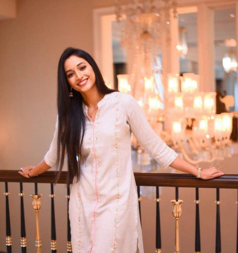 Srinidhi Shetty ने सफेद कुर्ती पहन ढाया कहर, South Actress ने खूबसूरती में सब को किया फेल