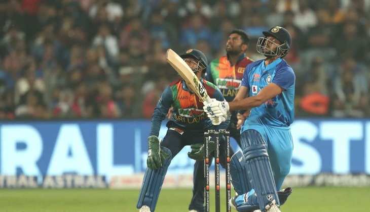 IND vs SL 2nd T20: वाह क्या शॉट है! अक्षर ने बीच पिच पर कूदकर ठोके टावर से ऊंचे छक्के, देखते ही रह गए श्रीलंकाई - Video