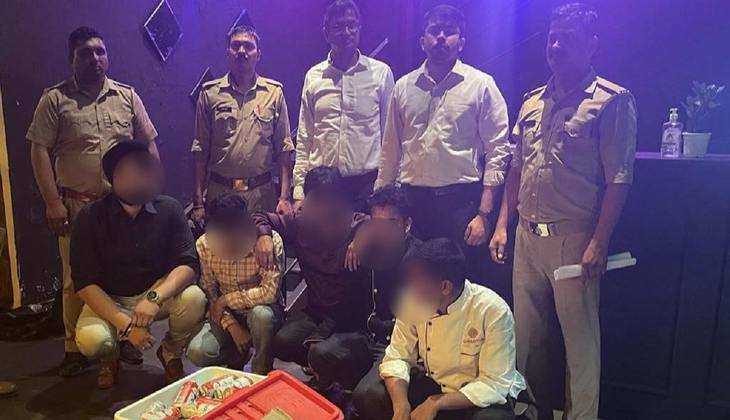 Noida: स्पेक्ट्रम मॉल के चक्रव्यू रेस्टोरेंट में पड़ा छापा! बिना लाइसेंस के धड़ल्ले से बन रहे थे पैग, मैनेजर संग 5 गिरफ्तार