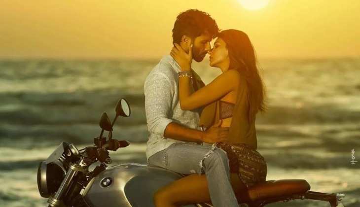 Kriti Sanon और शाहिद कपूर की फिल्म का पोस्टर हुआ रिलीज, बाइक पर बैठ दोनों दे रहे रोमांटिक पोज