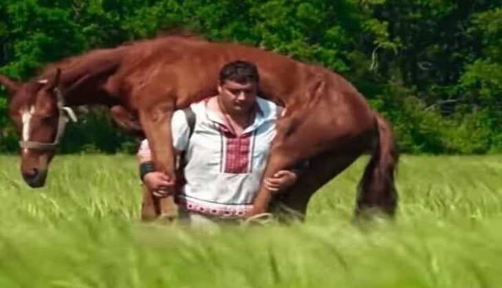 viral video: भैंस-घोड़ा सब उठा लेता है ये आदमी, देखें यहां वीडियो में...