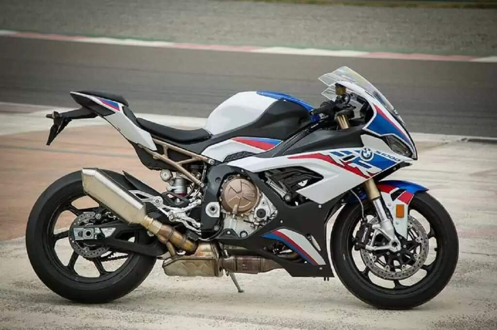 BMW S 1000 RR: यूएसबी चार्जिंग, ट्रैक्शन कंट्रोल जैसे फीचर्स देख आपको भी आने लगेंगे चक्कर, दमदार इंजन के साथ लॉन्च हुई ये बाइक
