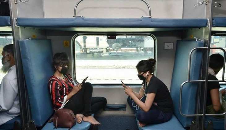 Indian Railways: अब बीच सफर में चेंज कर सकते हैं अपनी सीट, जानें भारतीय रेलवे का नया नियम