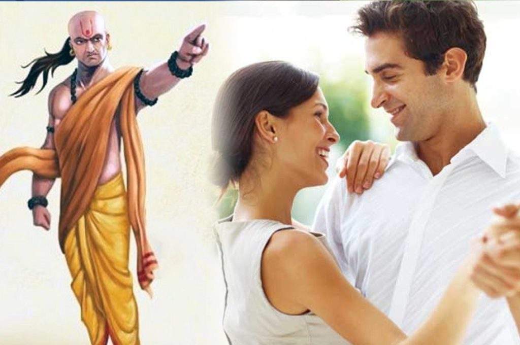 Chanakya Niti: चाहे आपकी पत्नी आपसे कितना भी करती हो प्यार, भूल से नहीं बताती है ये बातें