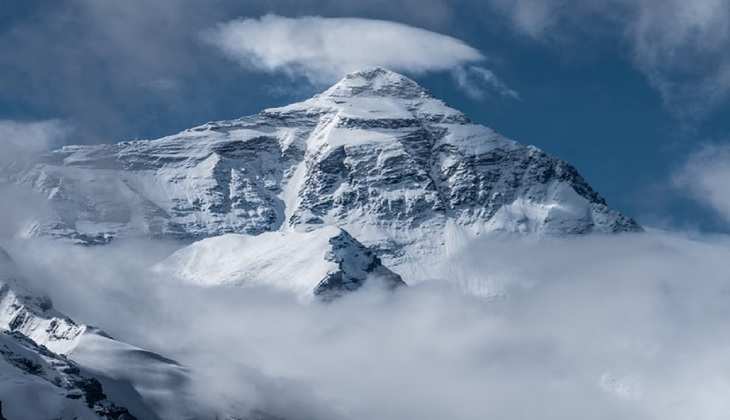 दुनिया की शीर्ष चोटी Mount Everest में पहुंचा कोरोना संक्रमण, पर्वतारोही मिला संक्रमित