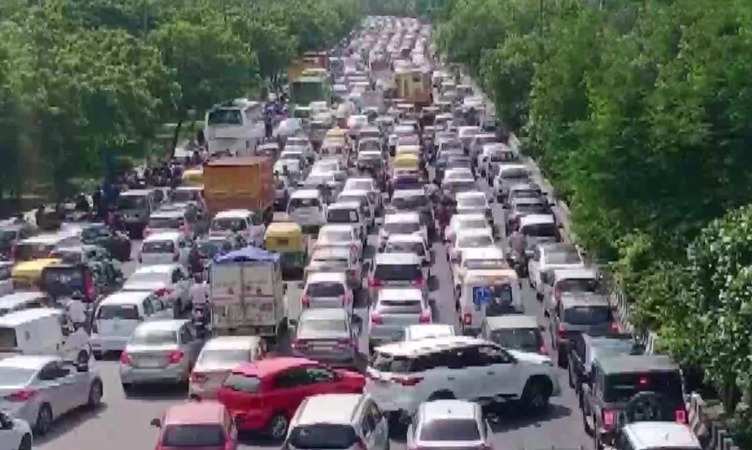 Noida: नोएडा-ग्रेटर नोएडा एक्सप्रेस-वे पर चलने वाले वाहन चालक ध्यान दें! चौड़ीकरण के चलते इन रास्तों का करें प्रयोग
