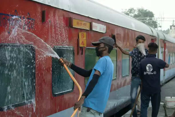 Indian Railways: तो इसलिए होता है ट्रेन के डब्बों का रंग नीला,हरा और लाल, जानकर रह जाएंगे हैरान