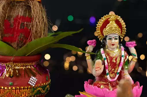 Shukrawar ke upay: शुक्रवार के दिन पहनें इस रंग के कपड़े, देवी लक्ष्मी झमाझम करेंगी धन की वर्षा