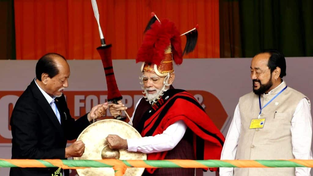 PM Modi in Nagaland: हाथ में भाला लिए पारंपरिक वेशभूषा में दिखे पीएम मोदी, नागालैंड में क्या बोले प्रधानमंत्री