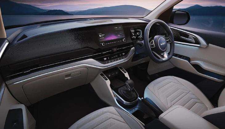 Kia Carens 2023: Maruti Suzuki Ertiga की छुट्टी करने आ गई नई 7 सीटर कार, जानें कितनी है कीमत