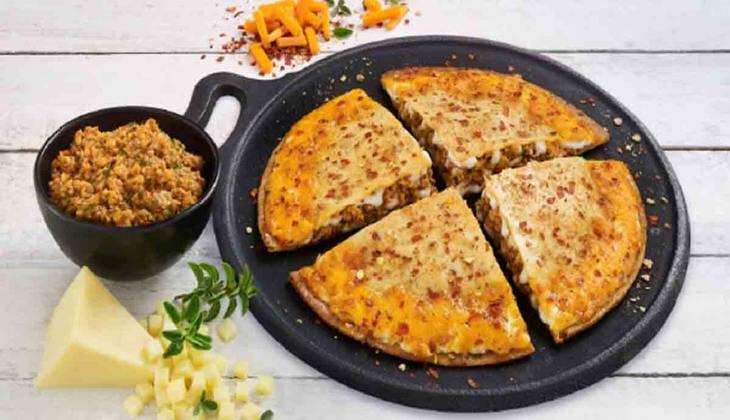 Corn Paratha Pizza Recipe: बारिश के मौसम में खाएं भुट्टे से बना परांठा पिज़्ज़ा, जिसे खाकर मन नहीं भरेगा, जानें रेसिपी