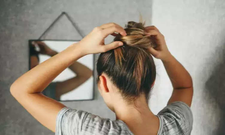 Hair fall: इन गलतियों की वजह से जवानी में झड़ रहे आपके बाल, डाइट में अभी से करें सुधार