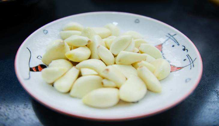 Garlic Benefits: एक्सपर्ट ने बताया लहसुन में छुपा है सर्दियों का इलाज, नहीं पड़ेगी इम्यूनिटी बूस्टर की जरूरत, ऐसे करें सेवन