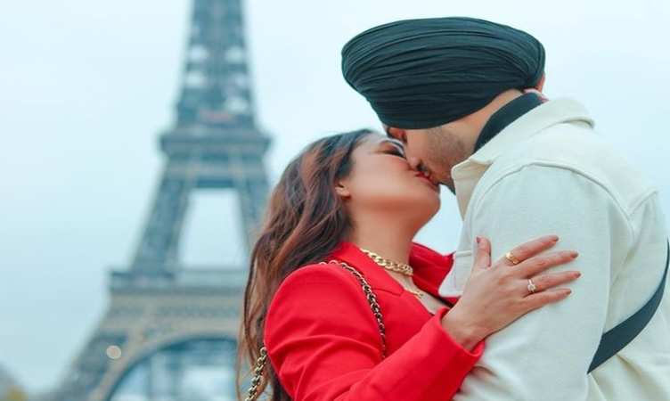 Neha Kakkar और Rohanpreet Singh ने पेरिस में बिखेरा प्यार का जादू, तस्वीरों में Lip Lock करते आए नजर
