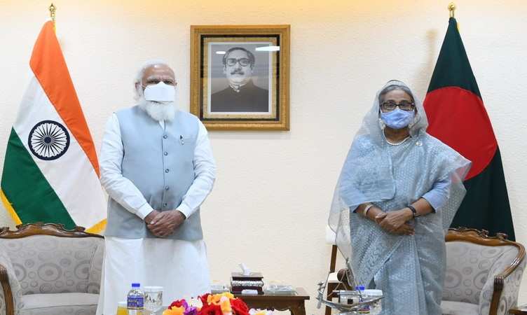 प्रधानमंत्री ने बांगलादेश के साथ एमओयू किया साइन, शेख हसीना को सौंपी सांकेतिक चाबी