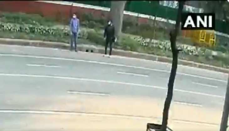 दिल्ली: इजराइल दूतावास के बाहर हुए विस्फोट में दो संदिग्धों की तस्वीरें आईं सामने, देखें वीडियो