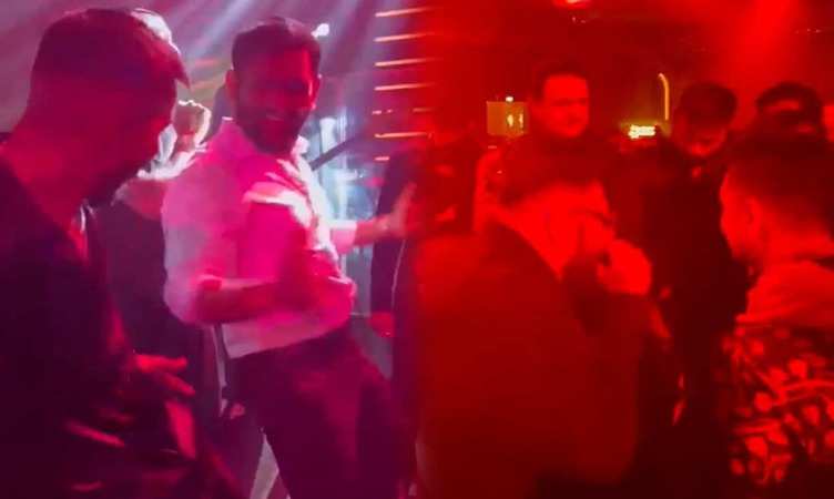 Dhoni Dance Video: धोनी ने हार्दिक के साथ की गंदी बात, सोशल मीडिया पर वीडियो मचा रहा है बवाल, देखें