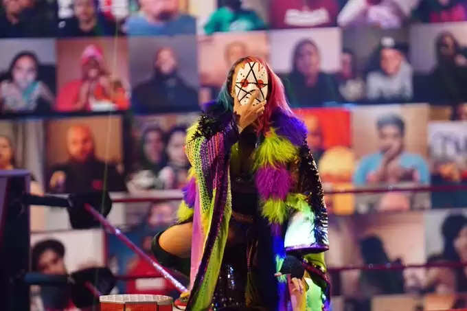 WWE Viral Video : असुका ने पर छतरी से किया प्रहार तो Becky ने टेबल तोड़ मचा दिया बवाल, देखें ये फाड़ू वीडियो