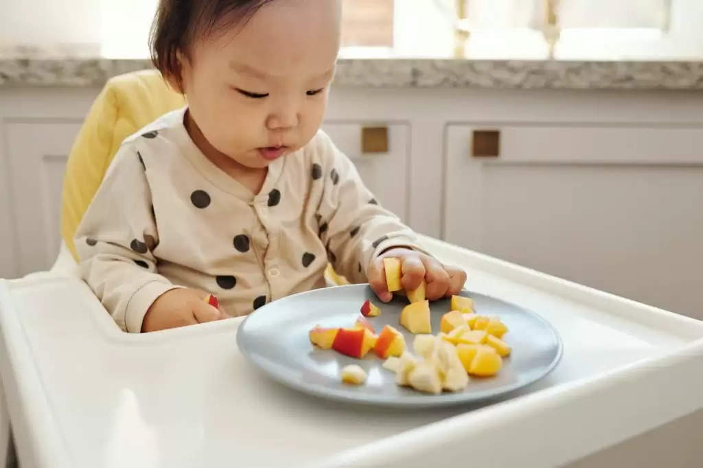 Parenting Tips: बच्चों को टिफिन में देती हैं कटे फल...तो आप कर रही हैं उसकी सेहत से खिलवाड़, पढ़िये पूरी खबर